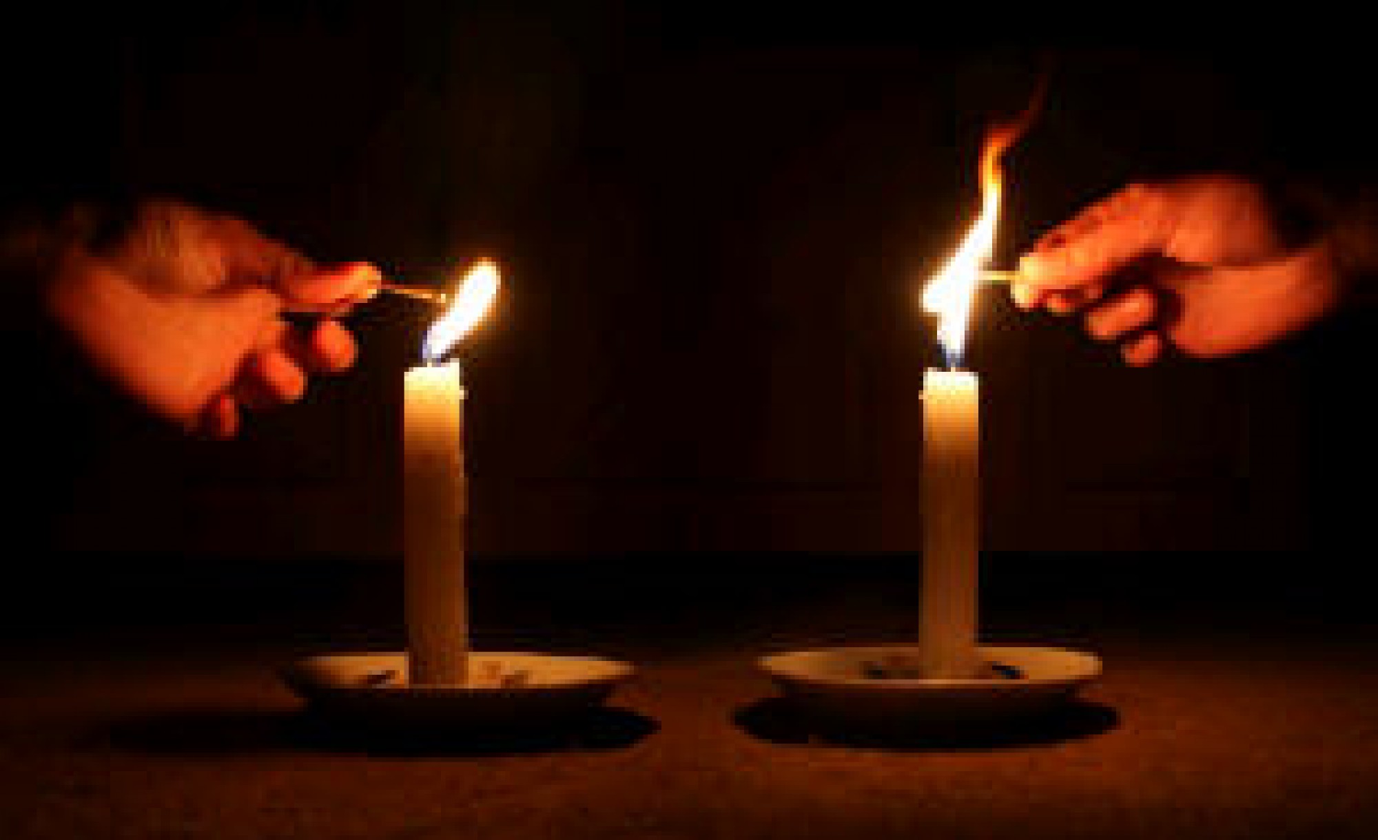 Стучит свеча. Зажженная свеча. Зажигается свеча. Две зажженные свечи. Поджег свечи.